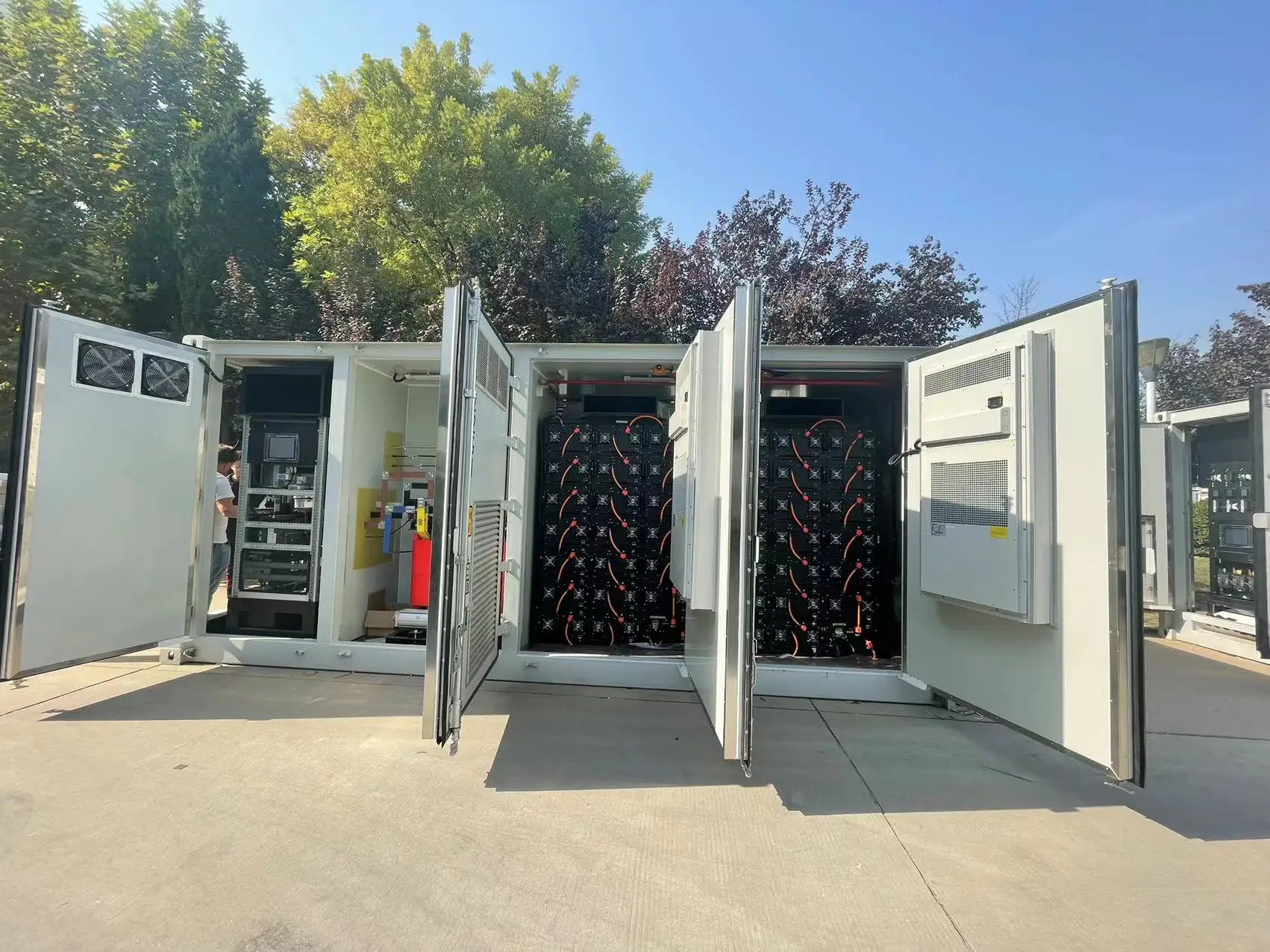 100kWh-300kWh LiFePO4 Commercial Energy Storage System with Hybrid Inverter (SCU)